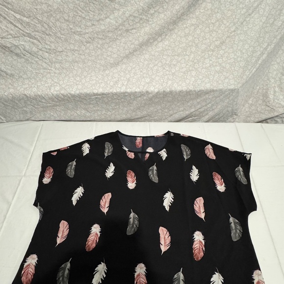 woman black blouse with leaves pattern - Picture 3 of 3